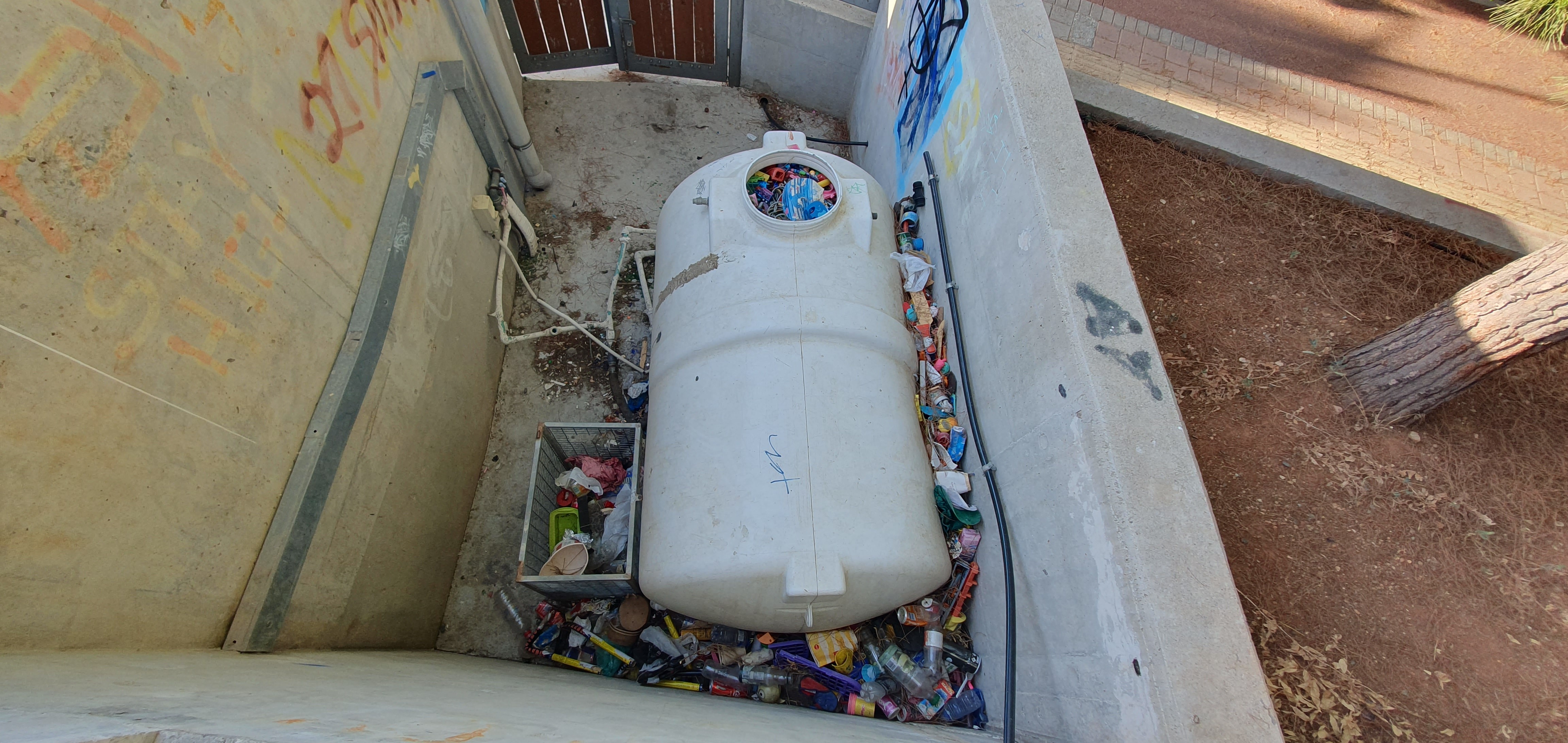 Rubbish even in the water tank