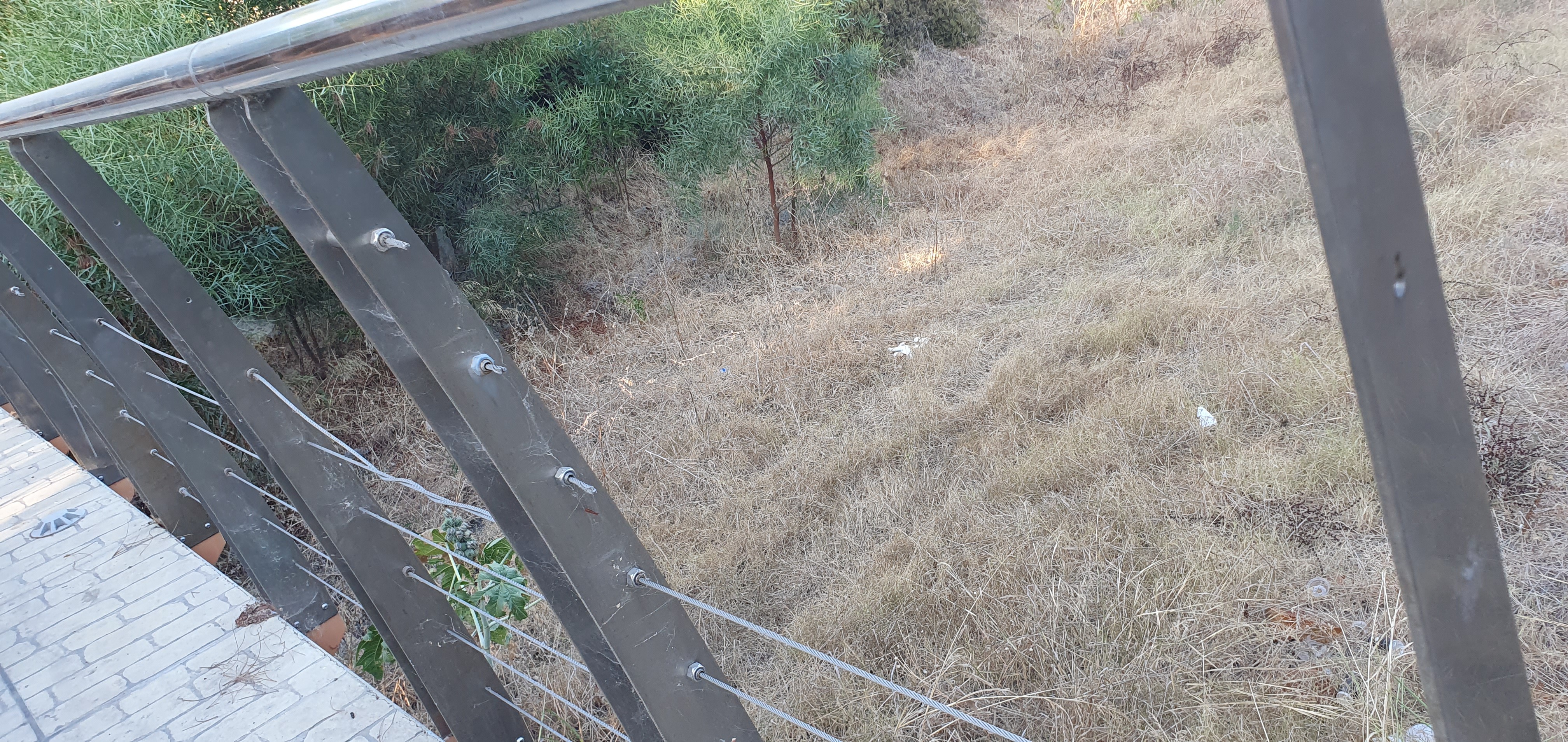 Missing and dangerous safety cables on footbridge